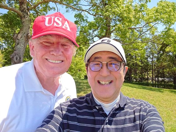 도널드 트럼프 미국 대통령과 아베 신조 일본 총리가 지난해 5월 골프 라운딩 도중 셀카를 찍었다. [일본 총리관저 트위터]