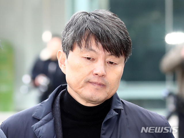 [서울=뉴시스] 이영환 기자 = 금융위원회 국장 시절 뇌물수수 등 혐의를 받고 있는 유재수 전 부산시 경제부시장이 지난해 11월27일 오전 서울 송파구 서울동부지법에서 열린 영장실질심사에 참석하고 있다.2019.11.27. 20hwan@newsis.com