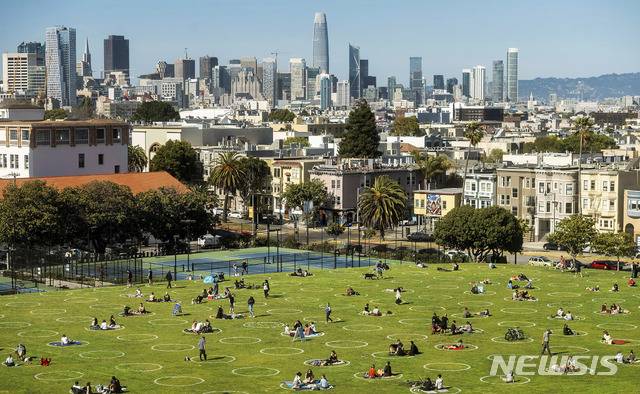 [샌프란시스코=AP/뉴시스] 21일(현지시간) 미국 샌프란시스코 돌로레스 파크를 찾은 시민들이 신종 코로나바이러스 감염증(코로나19) 예방을 위해 그려진 원 안에서 휴식을 취하고 있다. 202005.22.