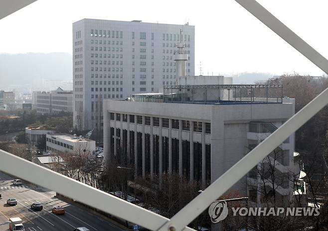 지난 1월 16일 서울 서초경찰서(앞쪽 건물) 뒤로 보이는 대검찰청 청사. [연합뉴스 자료사진]