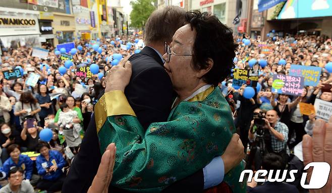 문재인 대통령(당시 더불어민주당 대선후보)이 지난 2017년  대구 중구 동성로 대구백화점 앞 광장에서 열렸던 유세현장에서 이용수 할머니와 포옹을 하고 있다.  © News1 허경 기자