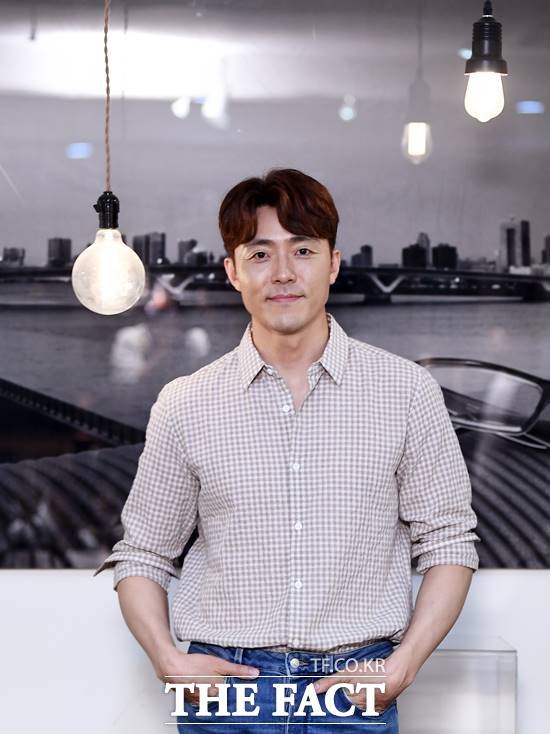 이무생이 18일 서울 강남구 학동로에서 <더팩트> 취재진과 만나 '부부의 세계' 종영 소감을 털어놨다. /이동률 기자