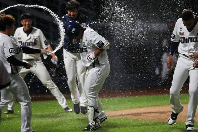 이달 12일 경남 창원NC파크에서 열린 프로야구 KT-NC 경기에서 연장 10회말 끝내기 홈런을 친 NC 박석민이 동료들의 물세례를 받고 있다. 연합뉴스