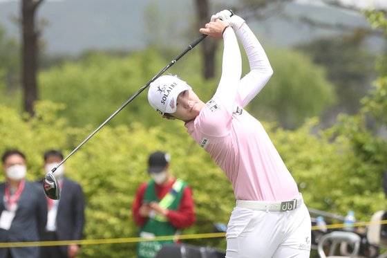 지난 14일 경기도 양주시 레이크우드 컨트리클럽에서 열린 제42회 한국여자프로골프(KLPGA) 챔피언십 1라운드에서 박성현이 티샷을 하고 있다. [연합뉴스]