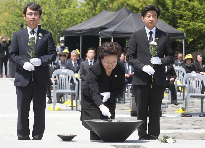 노무현 전 대통령 부인 권양숙 여사가 23일 오전 경남 김해시 진영읍 봉하마을에서 열린 노 전 대통령 서거 11주기 추도식에서 분향하고 있다. | 연합뉴스