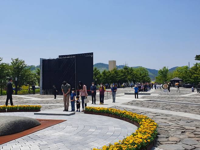 23일 경남 김해 봉하마을에서 시민들이 노무현 전 대통령 서거 11주기를 맞아 묘역에서 참배를 하고 있다/김해=최승균 기자/