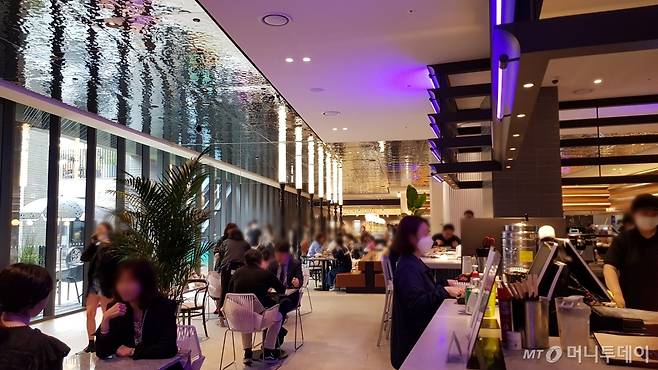 용산구 한남동 '고메이494 한남' 내부 푸드코트 모습/사진= 박미주 기자