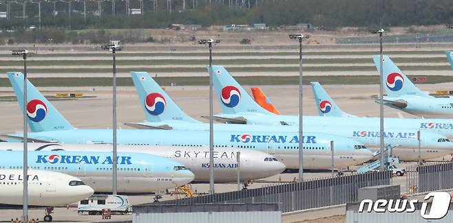 13일 인천국제공항 계류장에 대한항공 여객기 등이 세워져 있다. 뉴스1 © News1 허경 기자