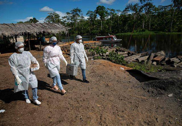 브라질 보건 당국 의료진이 23일 파라주 아마존강 주변 마라조아라 원주민 마을을 찾아 코로나19 검사에 나섰다. 마라조아라=AFP 연합뉴스