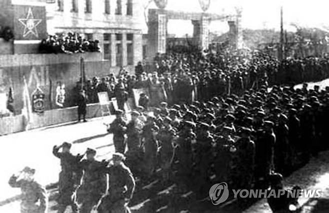 '북한, 72주년 건군절 업적 찬양' (서울=연합뉴스)  노동당 기관지 노동신문은 인민군 건군절 72주년인 2월 8일 1948년 첫 열병식 때 일화를 자세히 보도했다. 사진은 도열한 북한 인민군 장병들의 모습. [노동신문 홈페이지 캡처.재판매 및 DB 금지] nkphoto@yna.co.kr