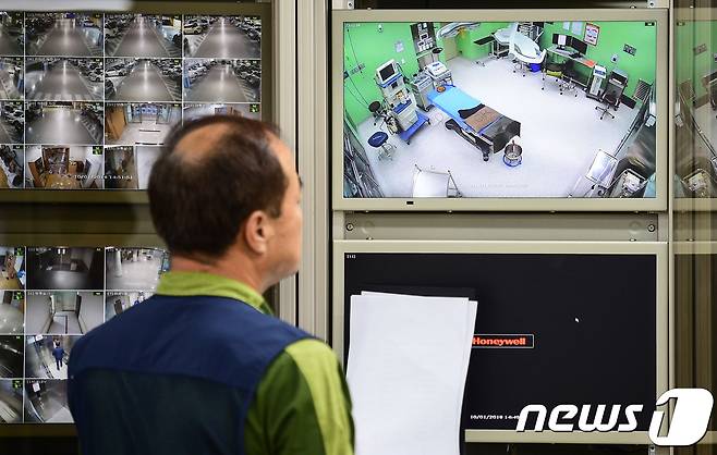 경기도의 ‘수술실 CCTV’ 설치가 민간병원으로 확대된다. 사진은 지난 2018년 10월1일 경기도의료원안성병원 관제실에서 병원 관계자가 수술실 CCTV를 점검하고 있는 모습.2018.10.1/뉴스1 © News1 경기사진공동취재단