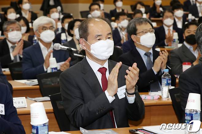 오재성 전국법관대표회의 의장이 25일 오전 경기 고양 사법연수원에서 열린 전국법관대표회의 전체회의에서 박수를 치고 있다. 2020.5.25/뉴스1 © News1 민경석 기자