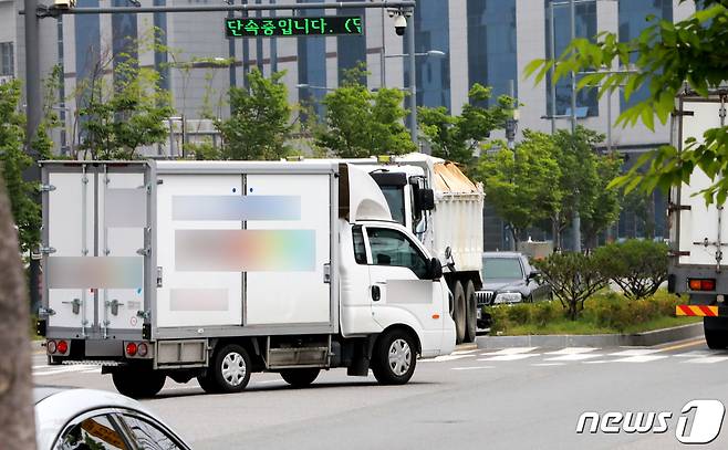 경기 부천지역에 신종 코로나바이러스 감염증(코로나19)이 확산하는 가운데 25일 오후 한 확진자가 근무한 것으로 조사된 경기도 부천시 한 물류센터에서 물건을 실은 차량이 센터를 빠져나오고 있다.2020.5.25/뉴스1 © News1 정진욱 기자