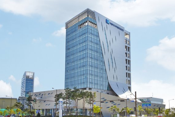 나주에 위치한 사학연금 본사 전경.