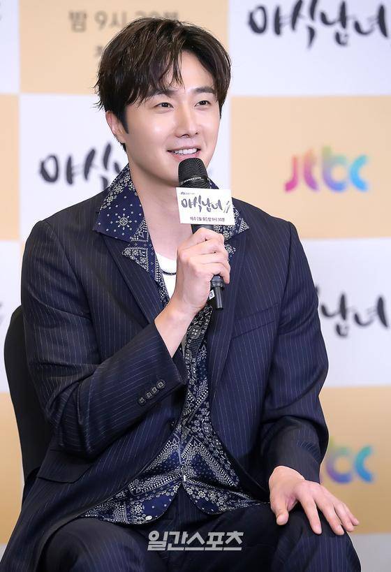 배우 정일우가 25일 오후 온라인 생중계로 진행된 JTBC 새 월화극 '야식남녀' 제작발표회에서 기자들의 질문에 답하고 있다,'야식남녀'(연출 송지원)는 야식 힐링 셰프 진성과 열혈 피디 아진, 잘 나가는 천재 디자이너 태완의 알고 보니 경로이탈 삼각 로맨스로 정일우, 강지영, 이학주 등이 열연한다. 25일 첫 방송.〈사진=JTBC 제공〉김진경 기자 kim.jinkyung@jtbc.co.kr/2020.05.25/