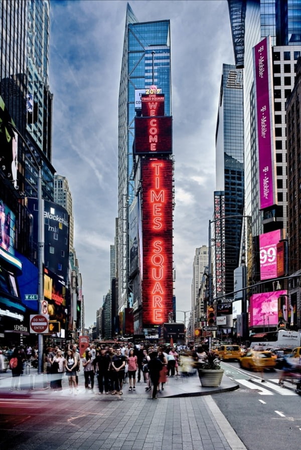 미국 뉴욕 타임스 스퀘어에 위치한 ‘원 타임스 스퀘어(One Times Square)' 건물 외벽 전광판/사진제공=삼성전자