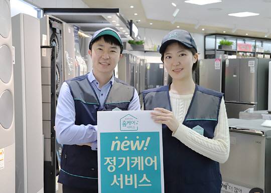 롯데하이마트 대치점에서 전문 CS마스터들이 ‘홈케어 정기 케어’ 서비스를 선보이고 있다. 홈케어 정기 케어 서비스는 일정한 주기에 맞춰 고객 주거 환경을 관리해주는 서비스다.    롯데하이마트 제공