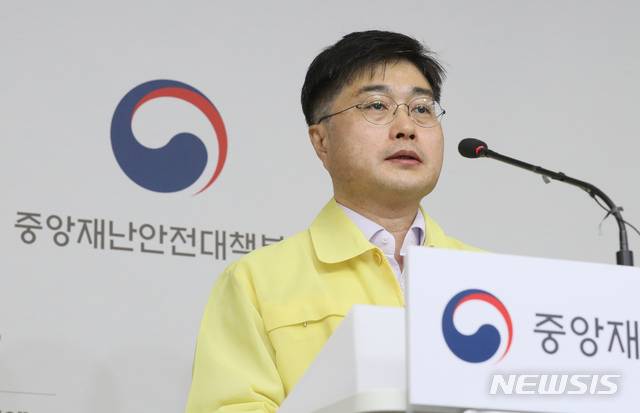 [세종=뉴시스]강종민 기자 = 윤태호 중앙사고수습본부 방역총괄반장(보건복지부 공공보건정책관)이 19일 오전 정부세종청사에서 고위험시설 핵심방역수칙 마련 등 신종 코로나바이러스 감염증(코로나19) 대응 현황을 브리핑 하고 있다. 2020.05.19.  ppkjm@newsis.com