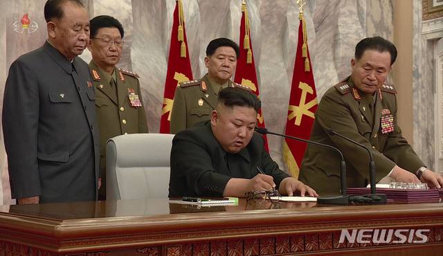 [서울=뉴시스] 북한 조선중앙TV가 24일 김정은 국무위원장이 북한 노동당 제7기 제4차 중앙군사위원회 확대 회의에 참석했다고 보도하고 있다. (사진=조선중앙TV 캡처) 2020.05.24.  photo@newsis.com
