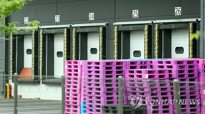 코로나19 확진자 근무한 부천 한 물류센터 (부천=연합뉴스) 윤태현 기자 = 경기 부천지역에 신종 코로나바이러스 감염증(코로나19)이 확산하는 가운데 25일 오후 한 확진자가 근무한 것으로 파악된 경기도 부천시 한 물류센터 하역장 문이 닫혀 있다. tomatoyoon@yna.co.kr