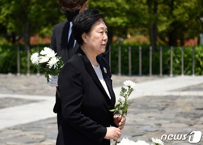 한명숙 전 국무총리가 23일 오전 경남 김해시 봉하마을에서 열린 고(故) 노무현 전 대통령 서거 11주기 추도식에서 헌화하고 있다.  (노무현재단 제공) 2020.5.23/뉴스1