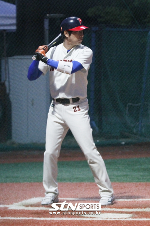 25일 고양시에 위치한 장항야구장에서 '2020 고양-한스타 SBO(연예인야구)리그'가 개막했다. 인터미션과 개그콘서트 간의 개막전 경기에서 타석에 들어선 5번 타자 오만석.