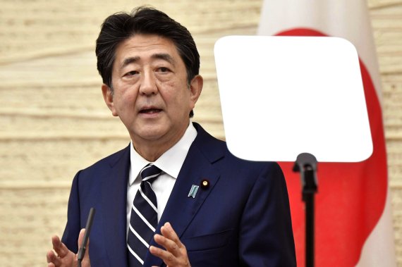 아베 신조 일보 총리가 지난 25일 도쿄 총리관저에서 긴급사태 선언 전면 해제와 관한 기자회견을 하고 있다. AP뉴시스