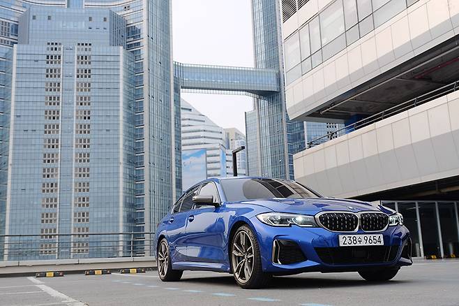 M 퍼포먼스, 'BMW M340i'와 자유로 주행에 나섰다.