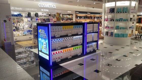 인천국제공항공사가 인천공항 입국장 면세점에서 담배 판매를 개시한다고 12일 밝혔다.  사진은 인천공항 제2여객터미널 입국장 면세점 담배 판매대. 사진 인천국제공항공사