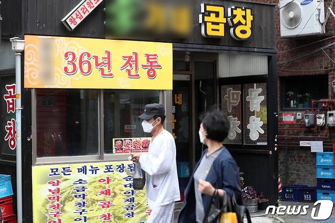 '이태원 클럽발’ 신종 코로나 바이러스 감염증(코로나19) 지역 확산이 이어지고 있는 26일 오후 확진자가 방문한 서울 성동구의 한 식당 문이 닫혀있다. 이날 낮 12시 기준 이태원 관련 누적 확진자기 255명으로 늘었다. 하루 전 같은 시간에 비해 18명이 늘었으며, 7차 감염 확진자도 등장했다. 2020.5.26/뉴스1 © News1 황기선 기자