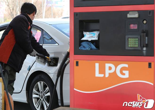 경기 고양시의 한 액화석유가스(LPG) 충전소에서 운전자들이 LPG를 충전하고 있다. (사진은 기사 내용과 관련이 없음) 2019.3.13/뉴스1 © News1 신웅수 기자