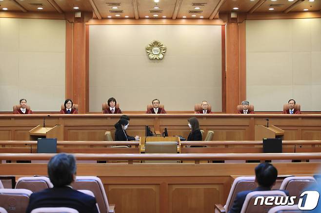유남석 헌법재판소장 등 헌법재판관들이 27일 오후 서울 종로구 헌법재판소 대심판정에서 국회 사법개혁특별위원회(사개특위) 위원 사보임(상임위 이동) 과정의 적법여부 등에 대한 선고를 앞두고 있다. 2020.5.27/뉴스1 © News1 구윤성 기자