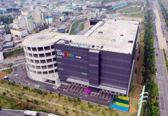 26일 오전 신종 코로나바이러스 감염증(코로나19) 확진자가 속출한 경기도 부천시 쿠팡 물류센터에 적막감이 흐르고 있다. 쿠팡은 물류센터 근무자 중에서 확진자가 발생하자 센터를 폐쇄했다./사진=연합뉴스