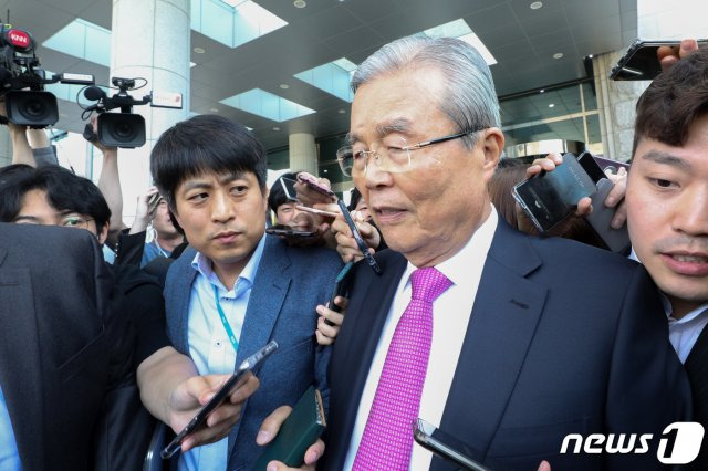 김종인 미래통합당 비상대책위원장 내정자가 27일 오후 서울 여의도 국회 의원회관에서 열린 전국조직위원장회의가 끝난 후 국회를 나서고 있다. 2020.5.27/뉴스1