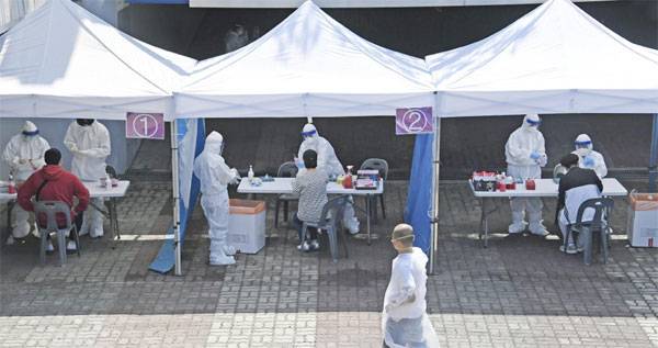 쿠팡 부천 물류센터에서 코로나19 확진자가 계속 늘어나는 가운데 27일 부천종합운동장에 마련된 선별진료소에서 시민들이 검사를 받고 있다. [이승환 기자]