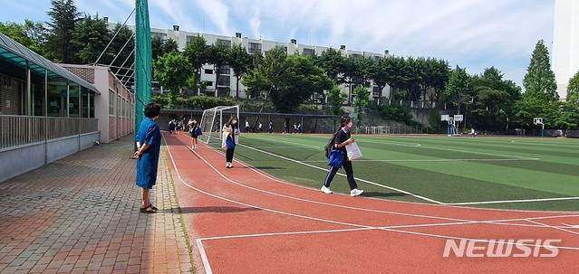 [대구=뉴시스]이은혜 기자 = 2차 등교 개학 첫날인 27일 오전 대구 수성구 범어동 동도중학교 학생들이 사회적 거리 두기 지도를 받으며 등교하고 있다. 2020.05.27. ehl@newsis.com