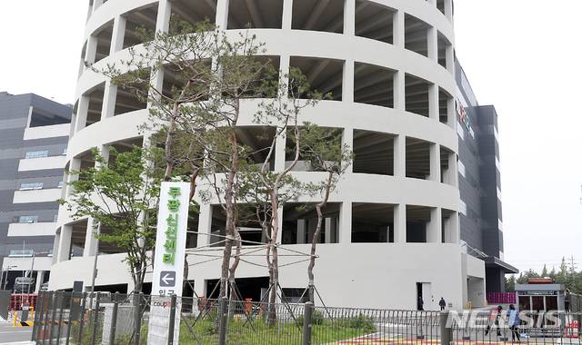 [부천=뉴시스] 이종철 기자 =  신종 코로나바이러스 감염증(코로나19)이 부천과 인천에 확산하는 가운데 25일 오후 경기도 부천시 쿠팡 물류센터에 적막감이 흐르고 있다. 이 센터 운영사는 근무자들 중 확진자가 발생하자 센터를 폐쇄했다. 2020.05.26. jc4321@newsis.com