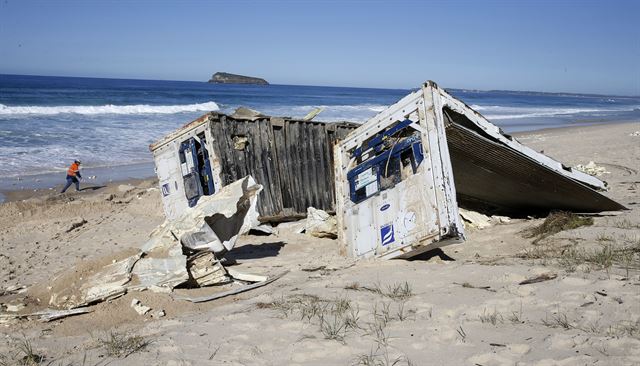뉴사우스웨일스주 뉴캐슬의 본다이비치에서 28일 관계자들이 해안가로 밀려온 컨테이너 잔해를 수습하고 있다. 시드니=EPA 연합뉴스