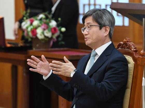 22일 청와대 접견실에서 열린 조희대 전 대법관 훈장수여식에 앞서 김명수 대법관이 조 전 대법관과 대화를 나누고 있다.[청와대사진기자단]