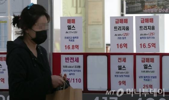  정부의 부동산 규제 대책과 코로나19로 인한 경기 침체 우려가 겹치면서 강남권 아파트값이 하락세를 보이고 있는 31일 서울 송파구의 공인중개사사무소 밀집 상가에 매물 안내문이 붙어 있다. / 사진=김창현 기자 chmt@