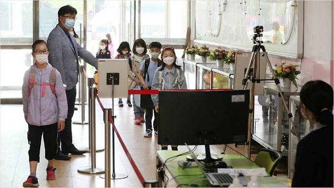 27일 오전 서울 양천구 계남초등학교에서 초등학교 1~2학년 학생들이 등교하고 있다. 이날부터 고등학교 2학년과 중학교 3학년, 초등학교 1∼2학년, 유치원생들이 27일 등교 수업을 시작한다. 박종민기자