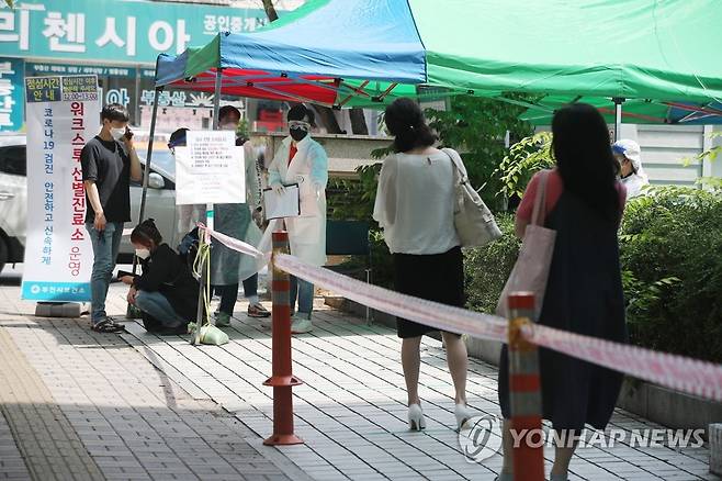 부천시보건소 선별진료소 대기줄 (부천=연합뉴스) 임화영 기자 = 쿠팡 부천 물류센터 관련 신종 코로나바이러스 감염증(코로나19) 확진자가 속출하고 있는 가운데 지난 27일 오후 경기도 부천시보건소 선별진료소에서 코로나19 검사를 받으러 온 시민들이 줄을 서 있다.  hwayoung7@yna.co.kr
