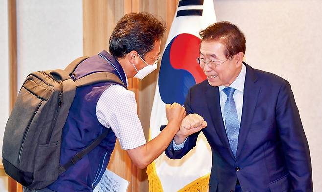 박원순 서울시장이 지난 27일 김명환 민주노총 위원장과 건설 노동자 지원과 관련 면담을 진행하기로 하고 앞서 인사를 나누고 있다. /사진제공=서울시