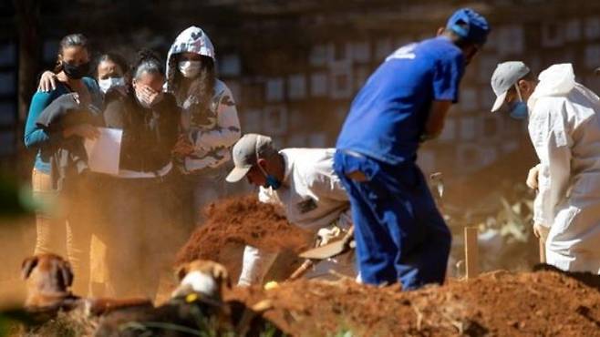 브라질 코로나19 확진·사망자 가파른 증가세 상파울루시 인근 공동묘지에서 코로나19 사망자 매장이 진행되고 있다. [브라질 뉴스포털 G1]