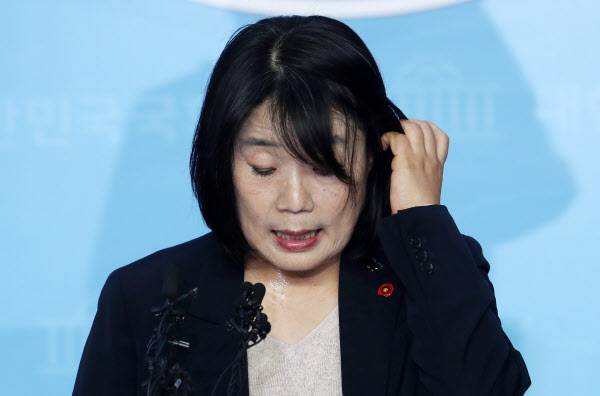 윤미향 더불어민주당 당선인이 29일 오후 서울 여의도 국회 소통관에서 정의기억연대(정의연) 회계 부정 의혹에 대한 입장 발표를 하고 있다./뉴시스