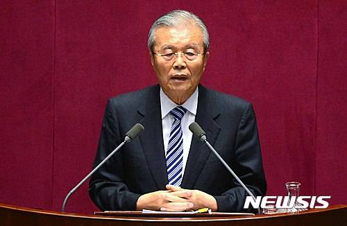 【서울=뉴시스】전신 기자 = 더불어민주당 김종인 비대위 대표가 21일 서울 여의도 국회 본회의장에서 열린 제343회 국회 임시회 제4차 본회의에서 교섭단체 대표연설을 하고 있다. 2016.06.21 photo1006@newsis.com