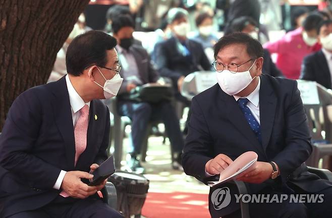 대화하는 김태년-주호영 (서울=연합뉴스) 신준희 기자 = 30일 종로구 조계사에서 열린 부처님오신날 법요식에서 더불어민주당 김태년 원내대표(오른쪽)와 미래통합당 주호영 원내대표가 대화를 하고 있다. 2020.5.30 hama@yna.co.kr