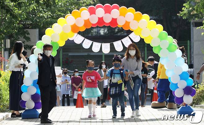 고등학교 2학년과 중학교 3학년, 초등학교 1∼2학년, 유치원생 등교 개학이 시작된 지난 27일 오전 울산 중구 다전초등학교에서 1~2학년 학생들이 등교하고 있다. 2020.5.27 /뉴스1 © News1 윤일지 기자