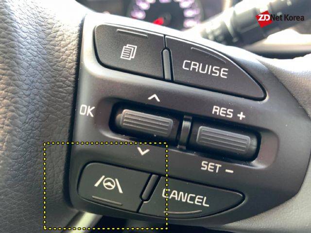 모닝 어반은 스티어링 휠 버튼(노란색 점선 안)을 통해 차로유지보조(LFA)를 쓸 수 있다. (사진=지디넷코리아)