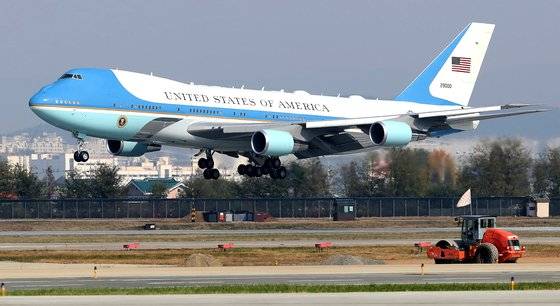 2017년 11월 7일 국빈 방문하는 도널드 트럼프 대통령 내외가 경기 오산공군기지에 전용기 에어포스원으로 도착 하고 있다. [연합뉴스]